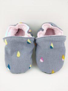 Paire de chaussons souples bébé en tissu gris avec de petites gouttes bicolores