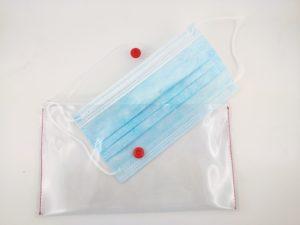 pochette transparente pour masque tissu ou chirurgical, version avec bouton et liseré rouge, en version ouverte