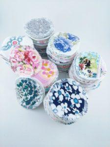 cotons démaquillants lavables à motifs variés et colorés présentés en piles