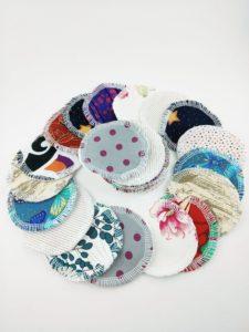 cotons démaquillants lavables à motifs variés et colorés présentés en cercle