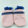 paire de chaussons souples bébé personnalisés avec tissu rose et cœurs blanc sur bande bleue
