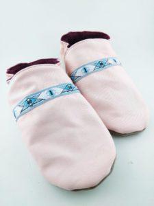 paire de chaussons souples bébé personnalisés avec tissu rose et liseré géométrique