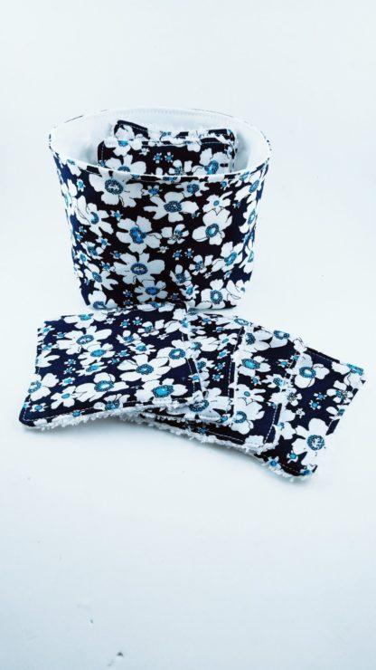 Lot de lingettes lavables avec motifs fleurs bleues avec la panière assortie