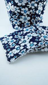 Détail du lot de lingettes lavables avec motifs fleurs bleues avec la panière assortie