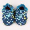 vue de face de la paire de chaussons souples bébé avec étoiles et gouttes sur fond bleu foncé