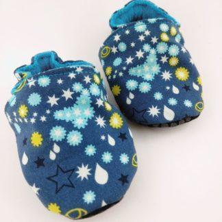 paire de chaussons souples bébé avec étoiles et gouttes sur fond bleu foncé