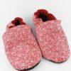 paire de chaussons souples bébé avec tissu rose liberty