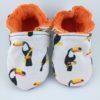 vue de face de la paire de chaussons souples bébé avec motif toucan